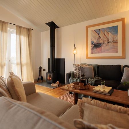 The Retreat, Waterfront & Log Burner Villa Christchurch  Exteriör bild